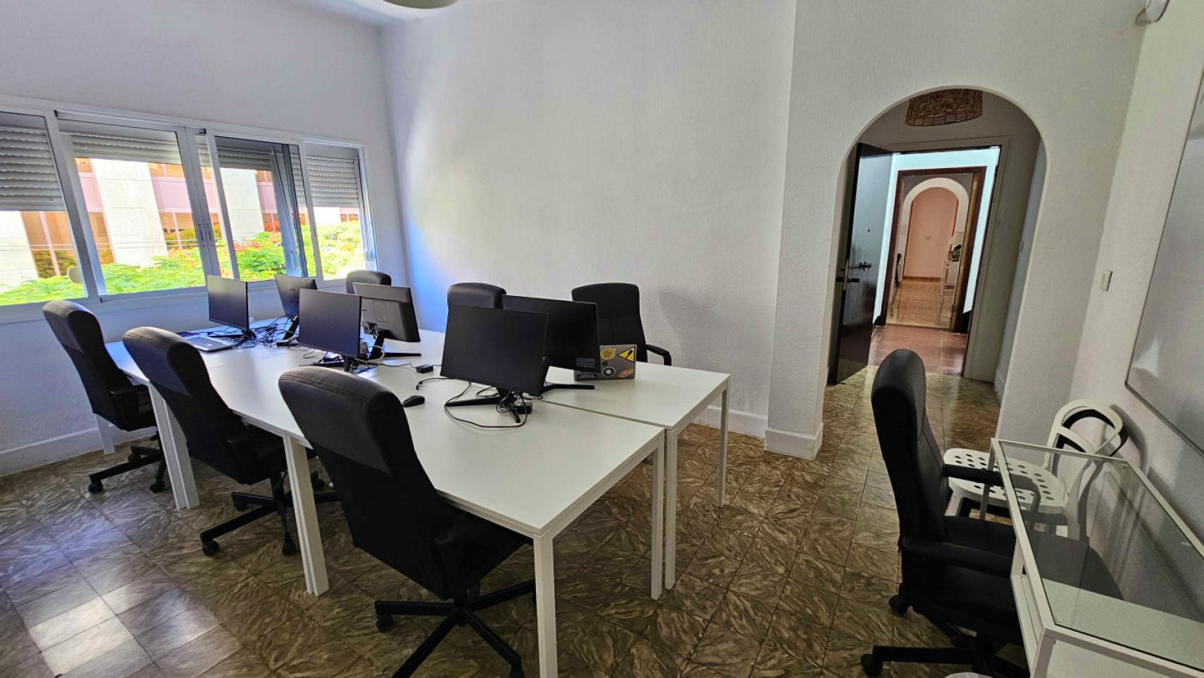 Comfortable Vibrant House w/ Workspaces + Terrace