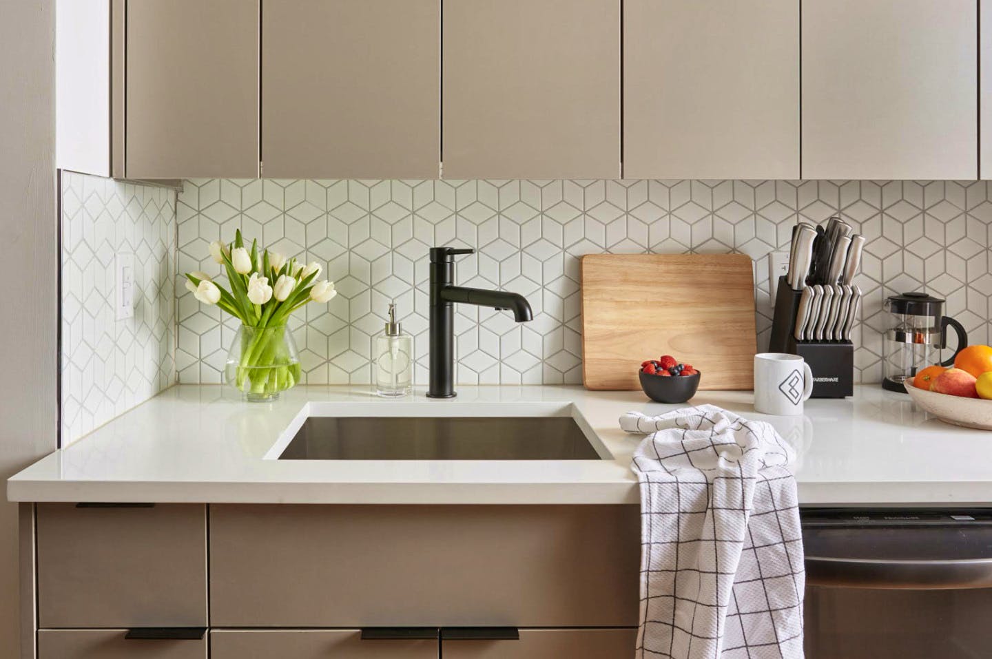 Stunning Elegant Apt. w/ BBQ near Forest Av Metro Station