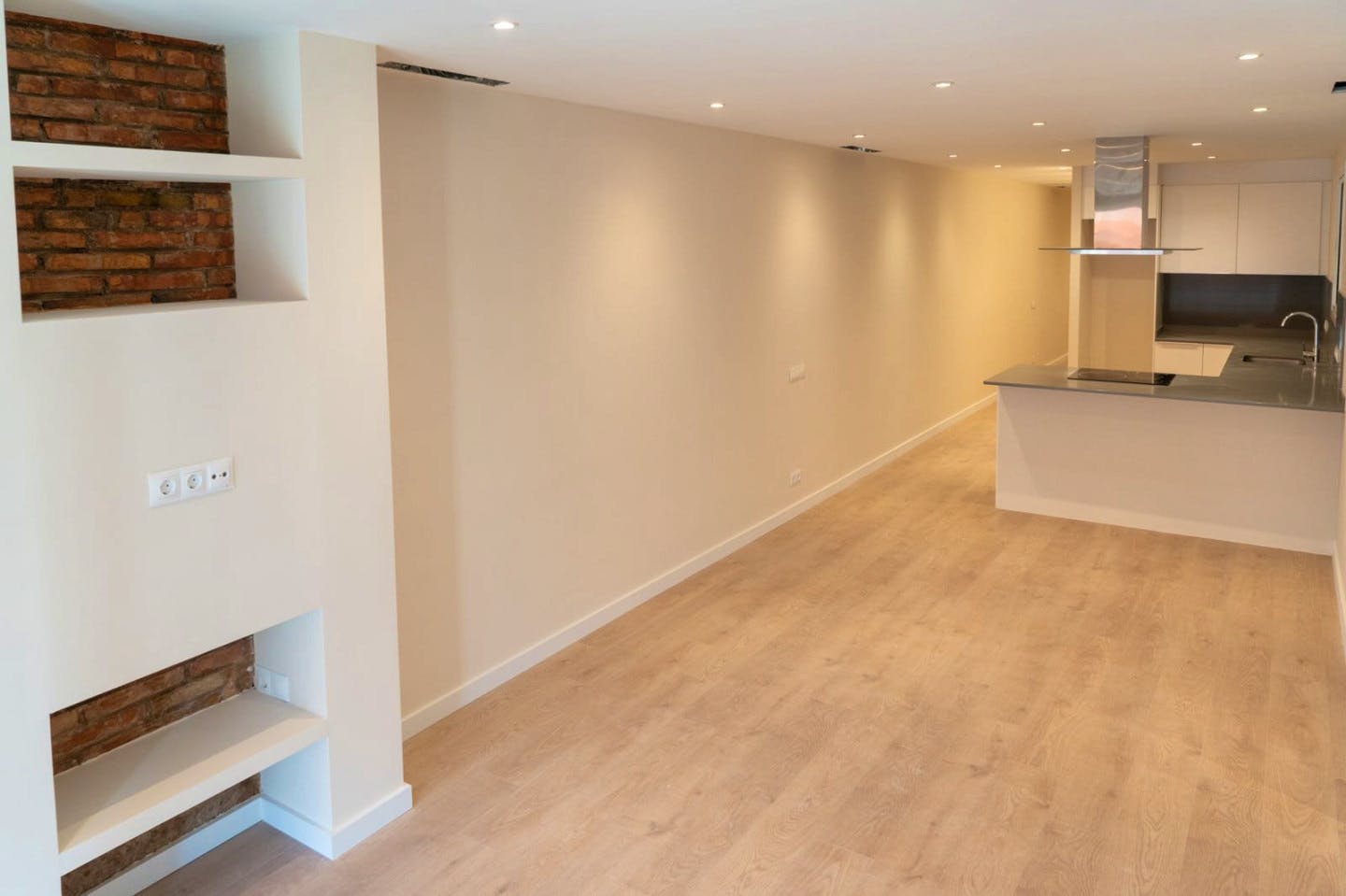 Renovated apartment near Urgell Metro Station