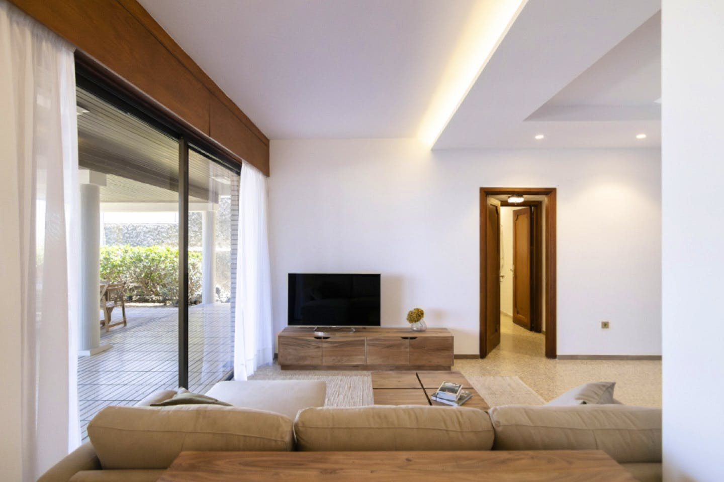 Vibrant house near Paseo de La Cornisa Bus Station