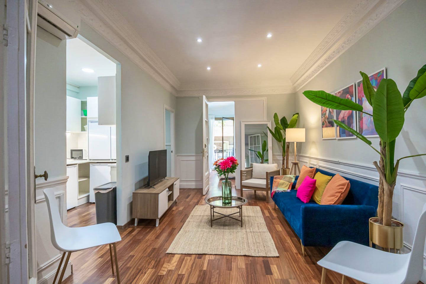 Modern apartment 5 minutes away from the Muntaner Train Station