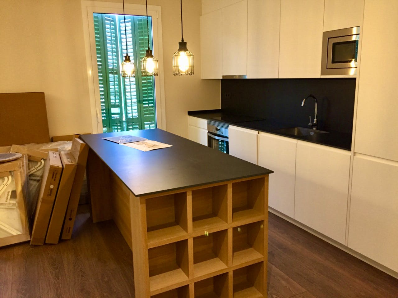 Modern Coliving Space with Private Baths in L'Eixample Near Universities