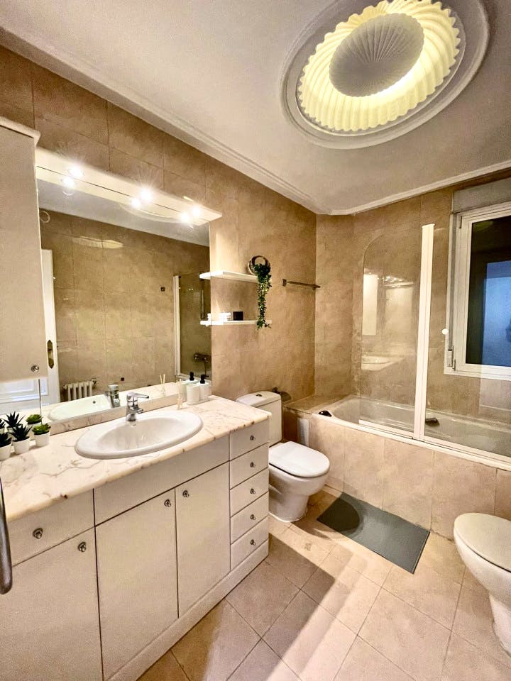 Modern 7-Room Coliving Space in Prime Salamanca Near Retiro Park