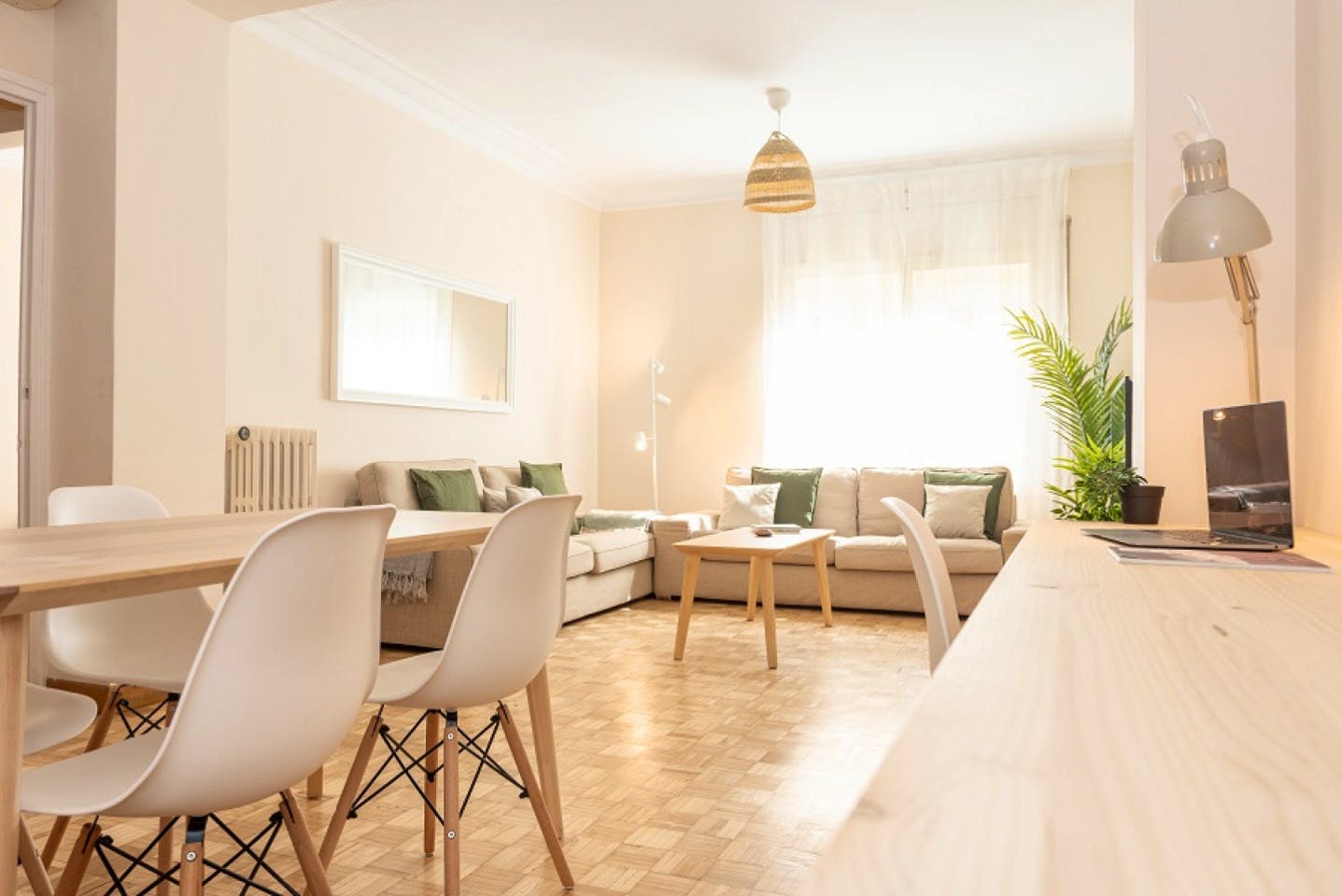 Spacious Designer Coliving Flat with Concierge in Vibrant Eixample