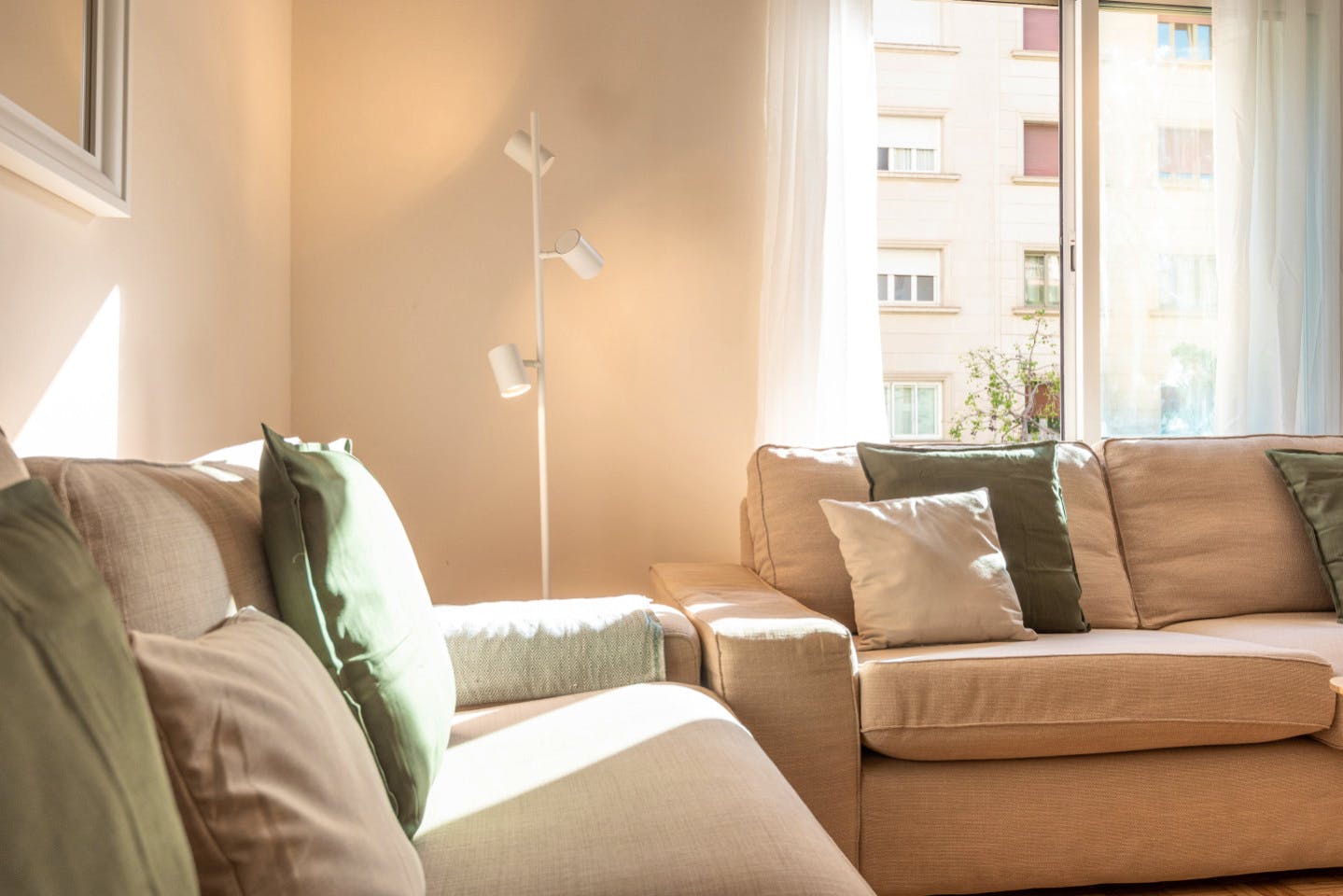 Spacious Designer Coliving Flat with Concierge in Vibrant Eixample