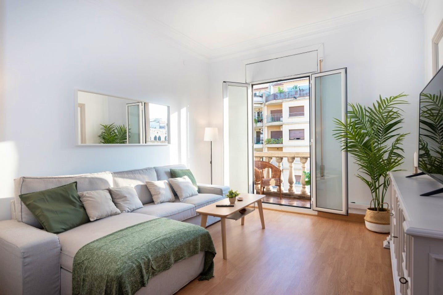 Spacious Designer Coliving Flat with Balcony in Iconic L'Eixample