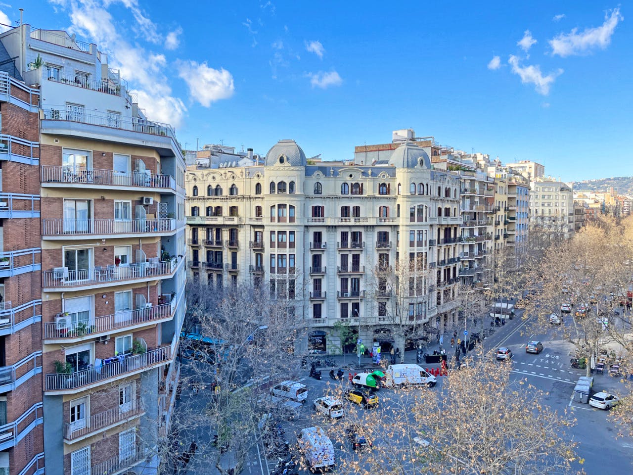 Spacious Designer Coliving Flat with Balcony in Iconic L'Eixample