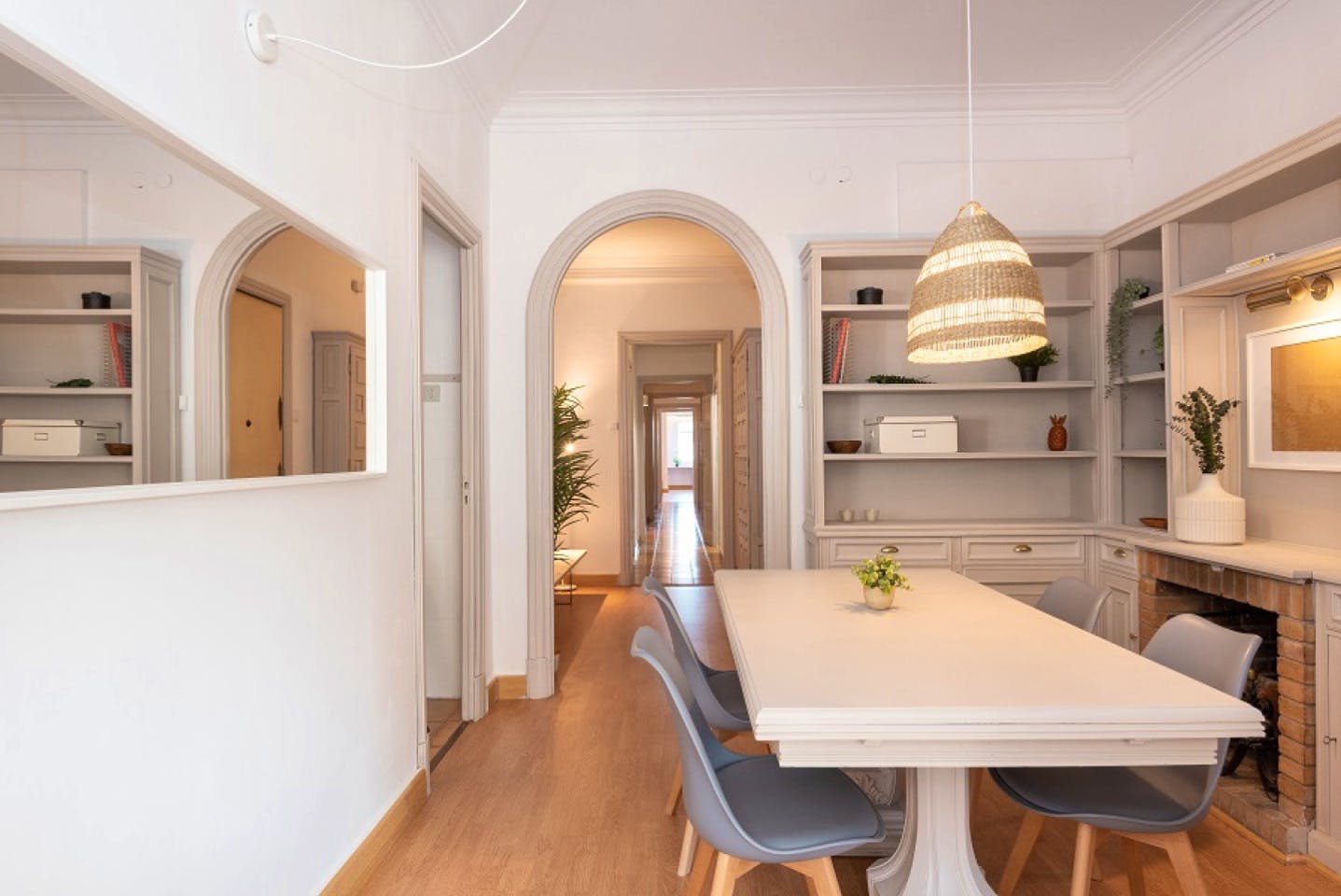 Spacious Designer Coliving Flat with Balcony in Iconic L'Eixample
