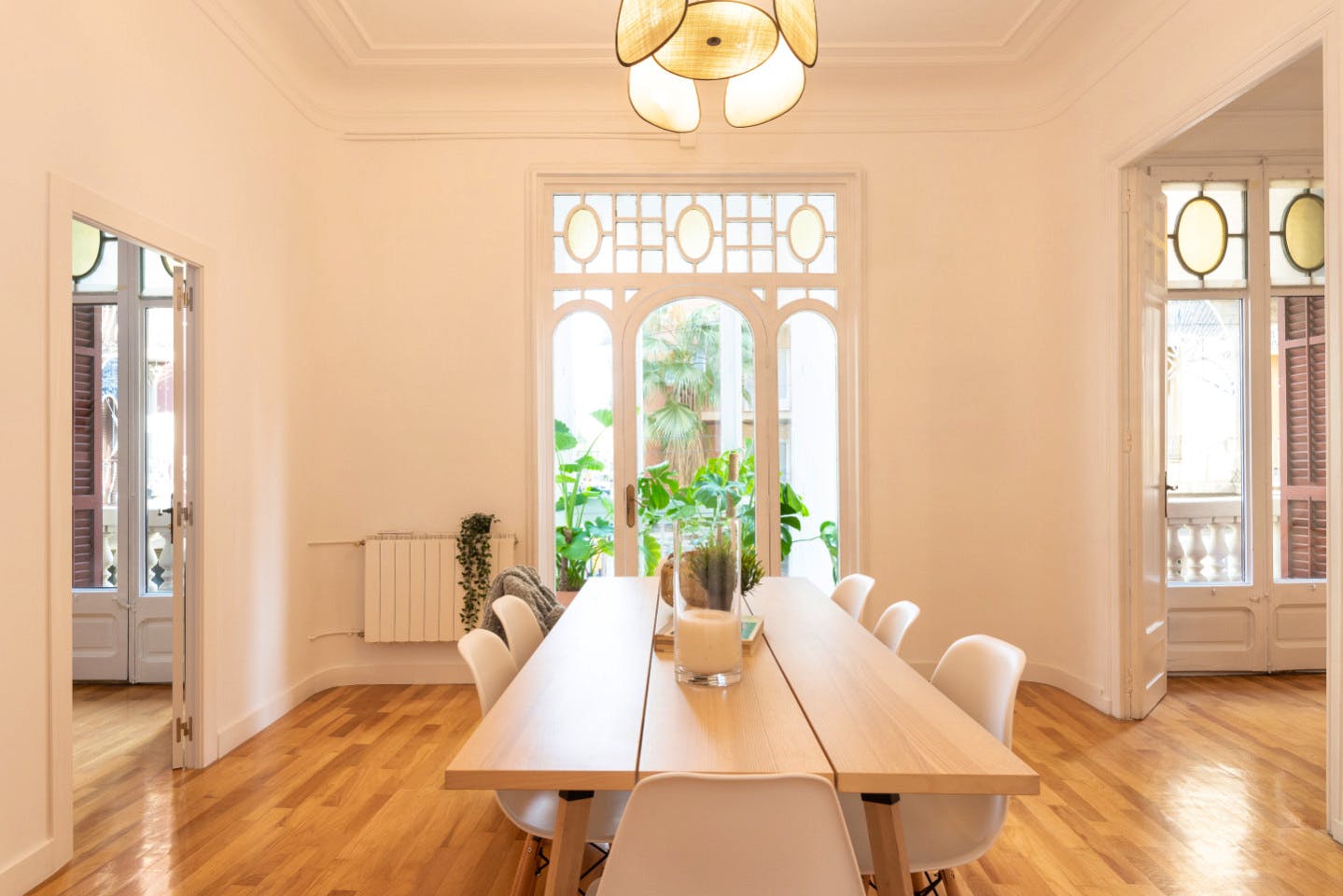 Elegant Coliving Space with High Ceilings in Vibrant Gràcia Neighborhood