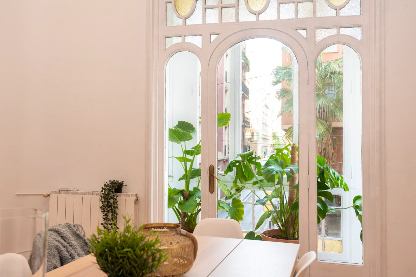 Elegant Coliving Space with High Ceilings in Vibrant Gràcia Neighborhood