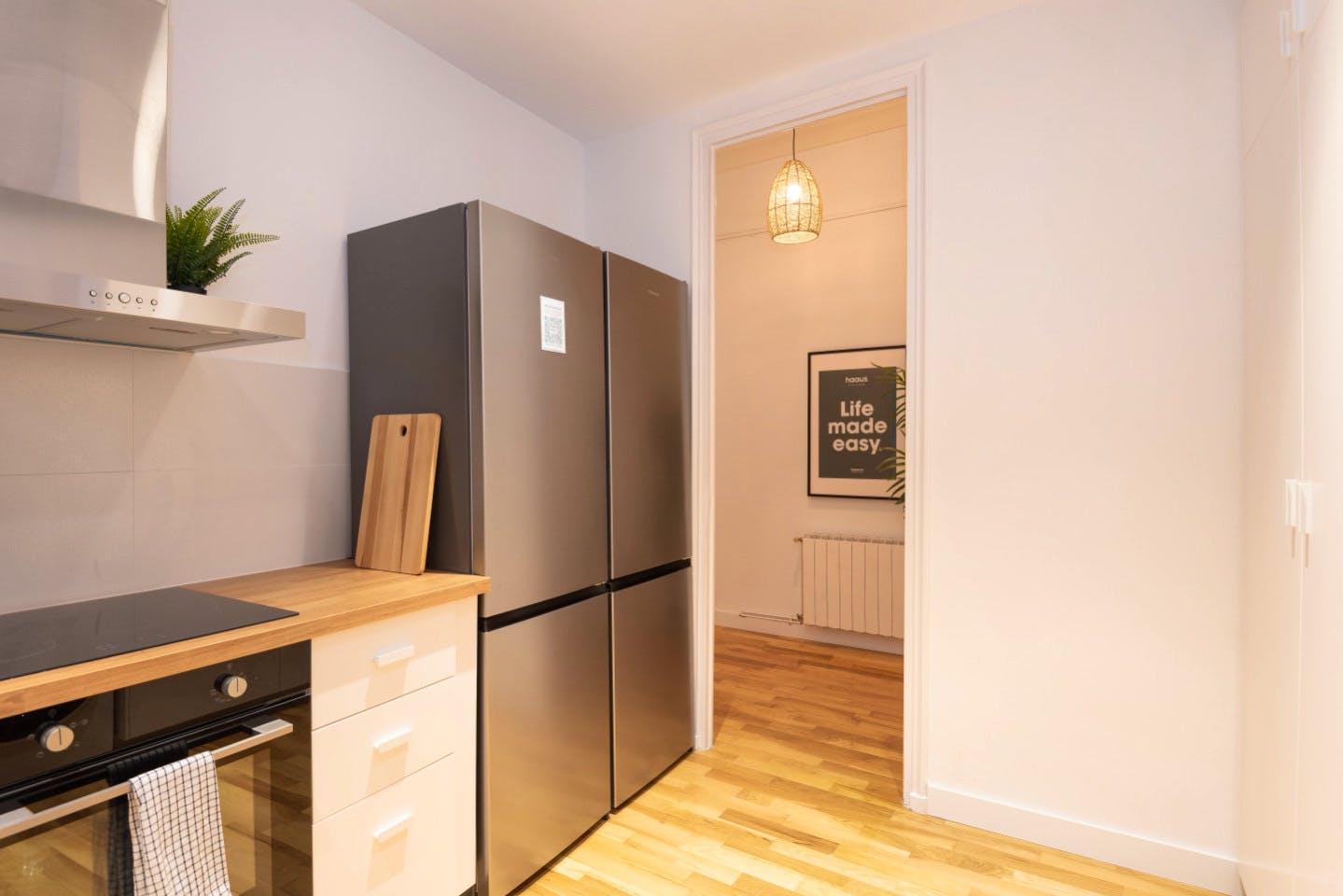Elegant Coliving Space with High Ceilings in Vibrant Gràcia Neighborhood
