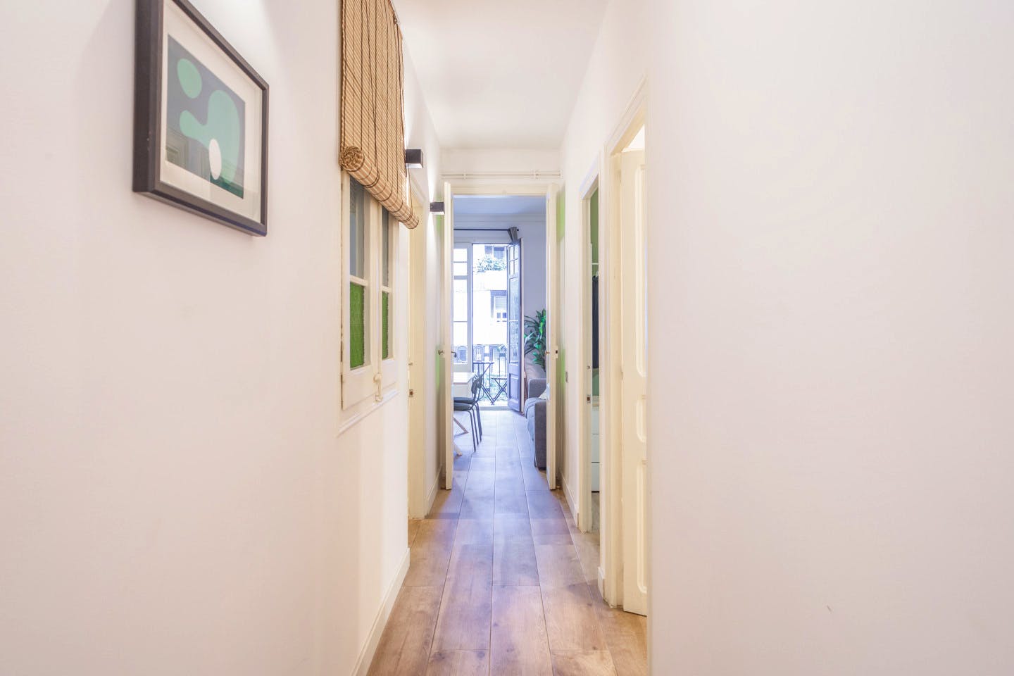 Designer Coliving Flat with Balcony in Vibrant L'Eixample, Barcelona