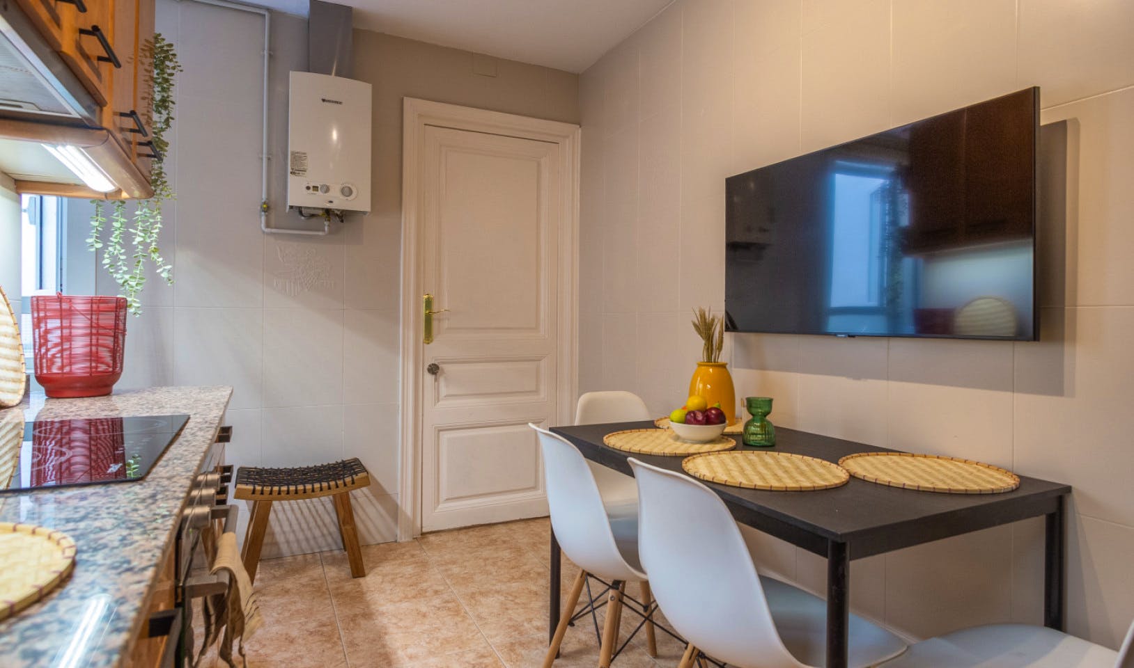 Chic Coliving Apartment in Prime L'Eixample, Steps from Culture and Cuisine