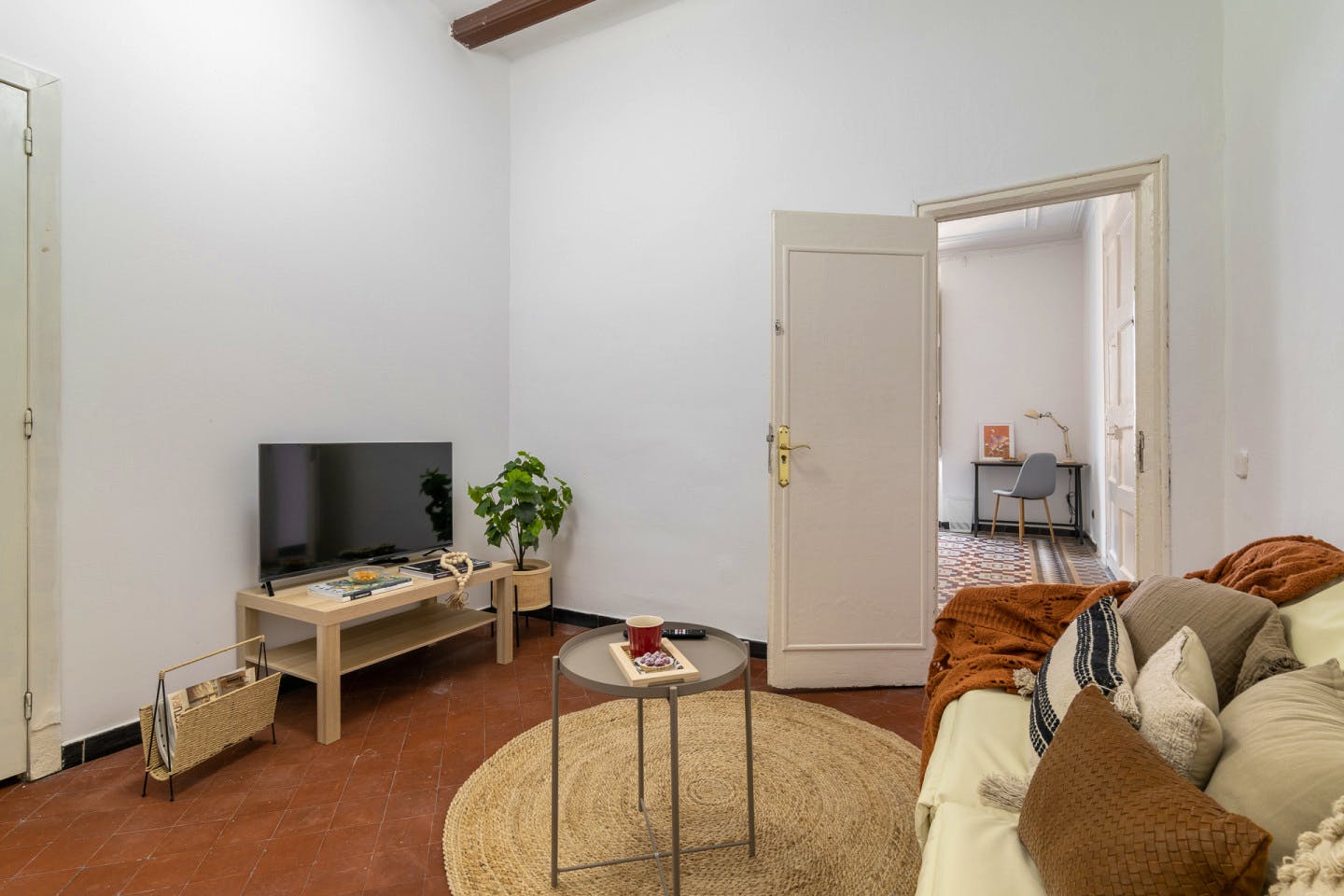Modern Coliving Room in the Heart of Vibrant Ciutat Vella, Barcelona