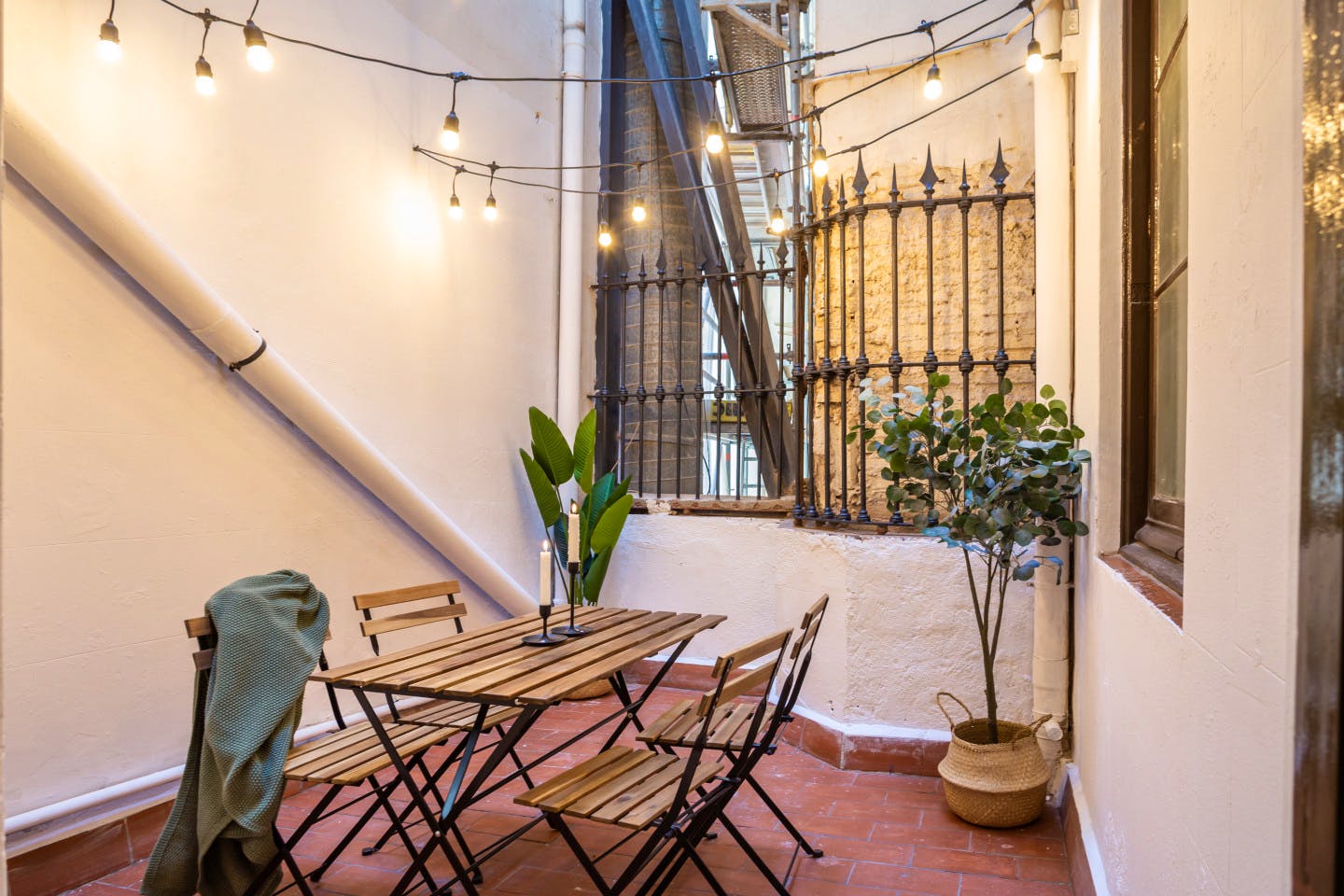 Spacious and Historic Coliving Apartment in the Heart of Ciutat Vella