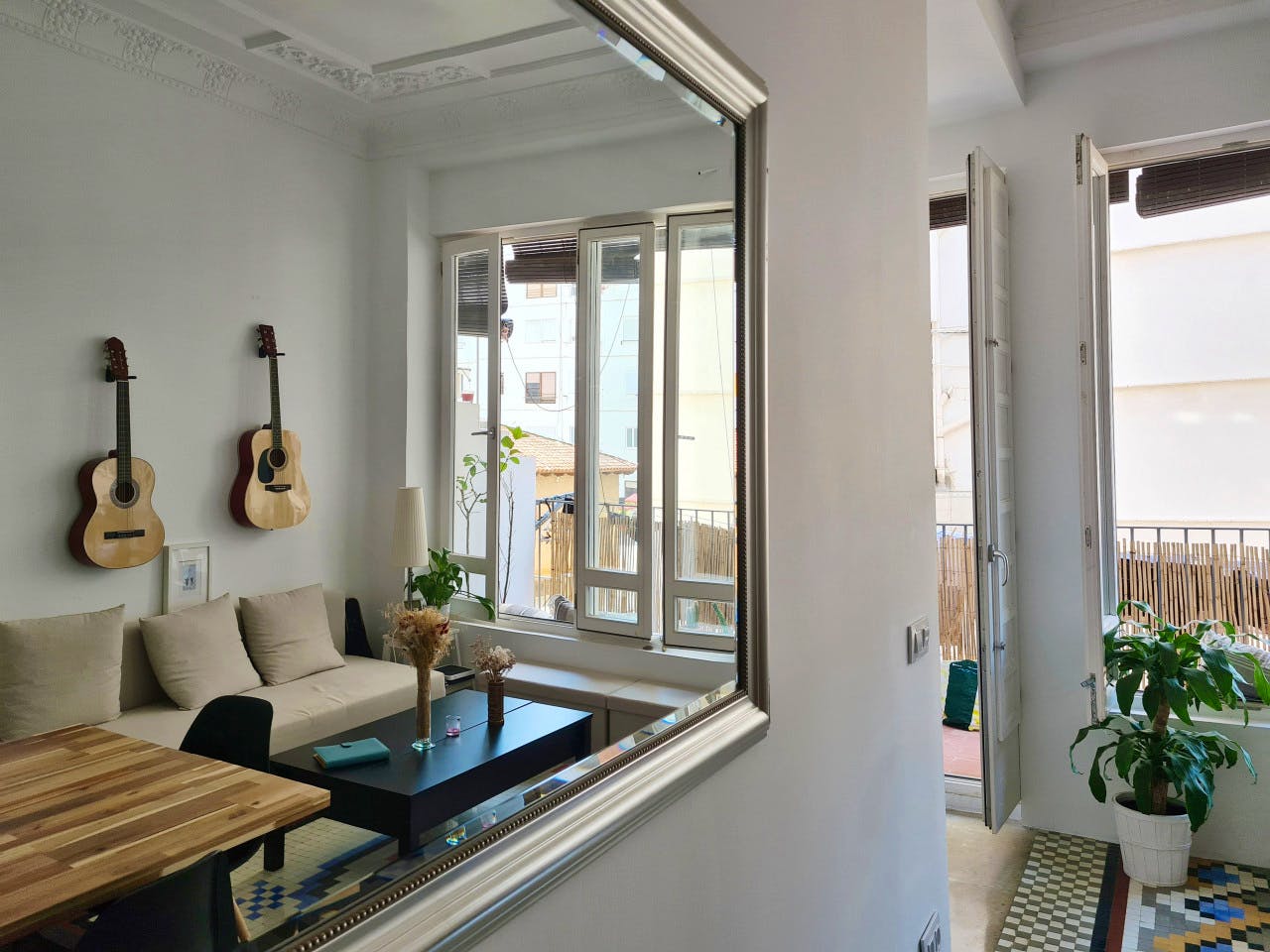 Comfortable Vibrant House w/ Coworking + Outdoor Areas + River deck