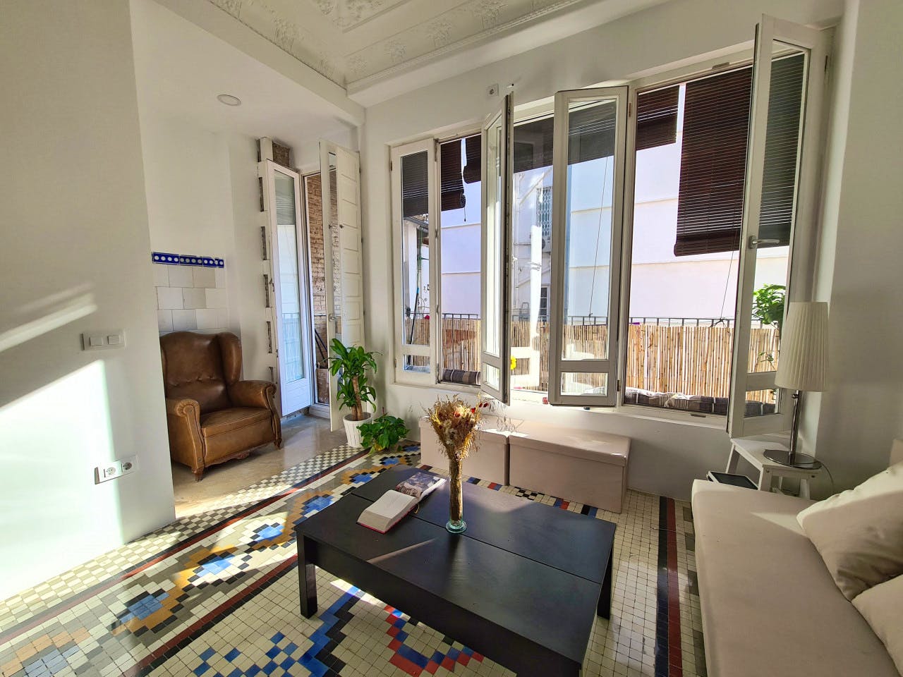 Comfortable Vibrant House w/ Coworking + Outdoor Areas + River deck