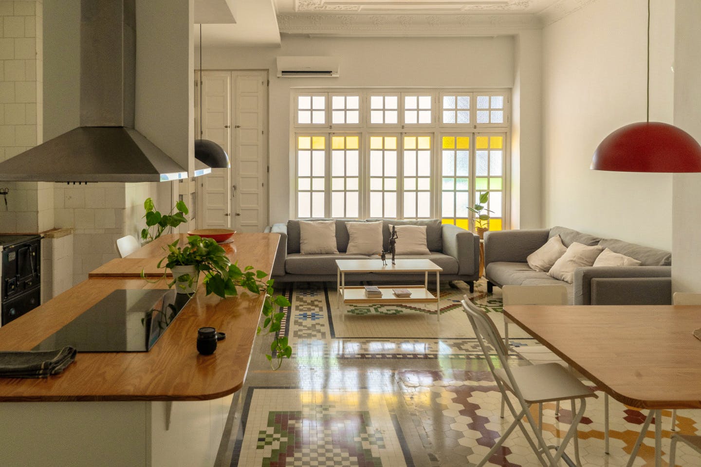 Comfortable Vibrant House w/ Coworking + Outdoor Areas + River deck