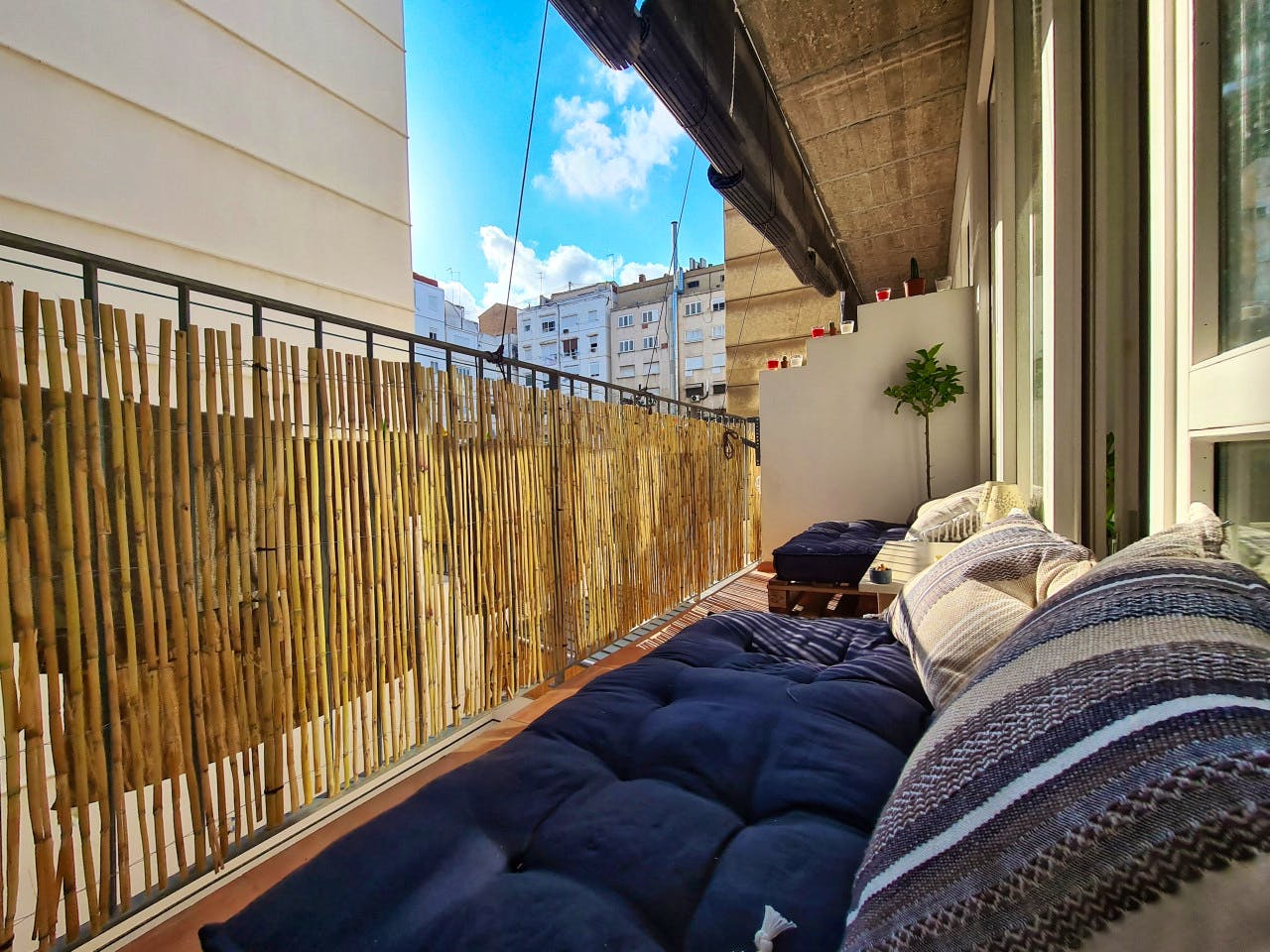 Comfortable Vibrant House w/ Coworking + Outdoor Areas + River deck