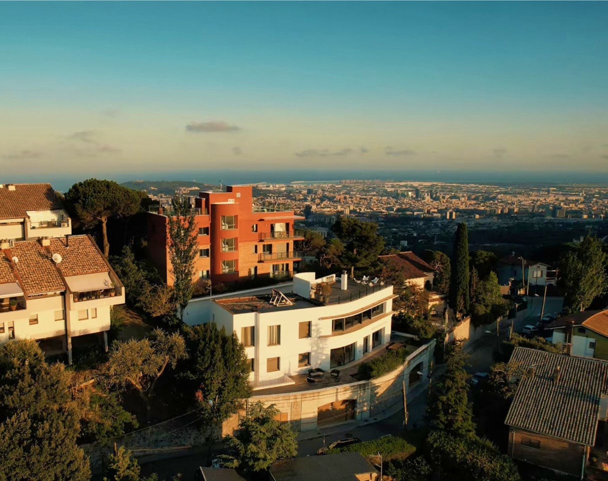 Stunning House w/ Coworking + Rooftop + Backyard