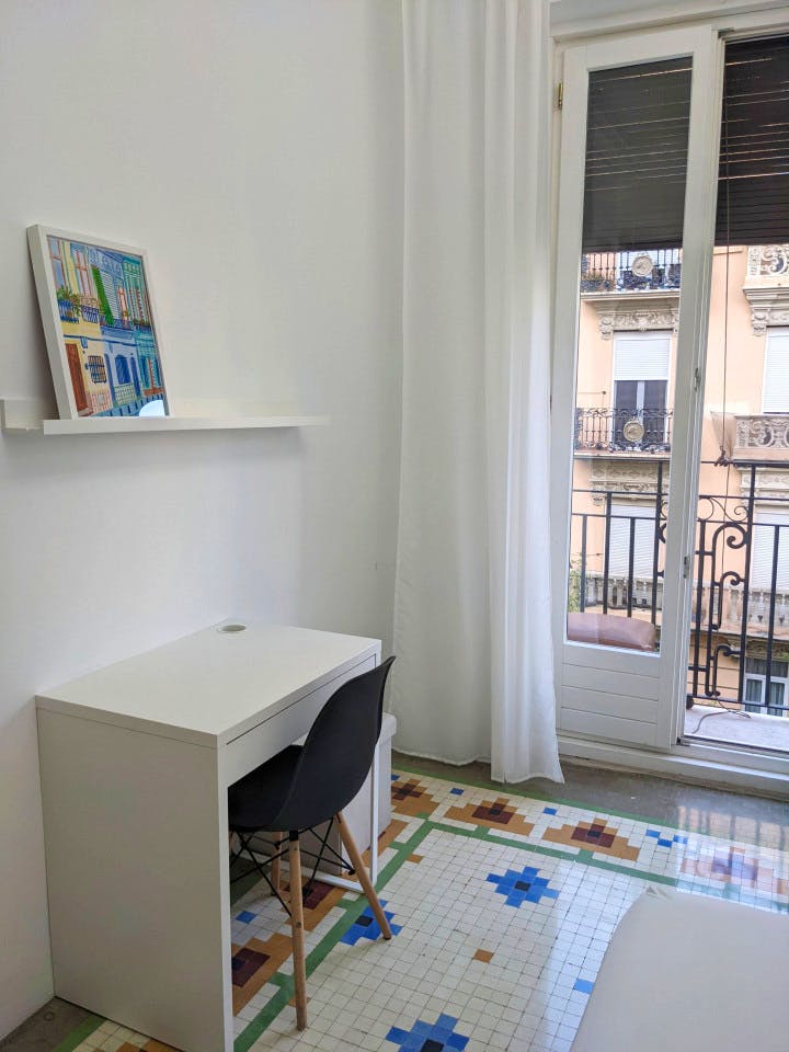 Comfortable Vibrant House w/ Coworking + Outdoor Areas + River deck