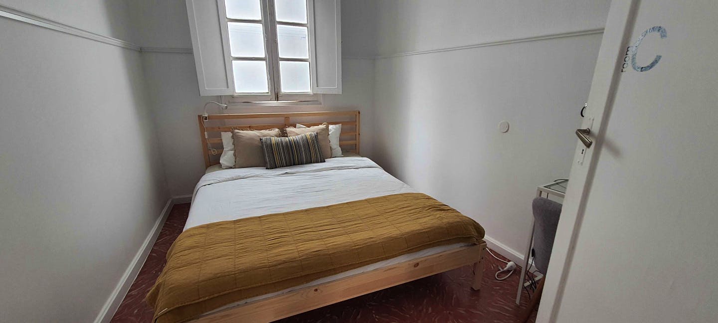 Comfortable Vibrant House w/ Workspaces + Terrace