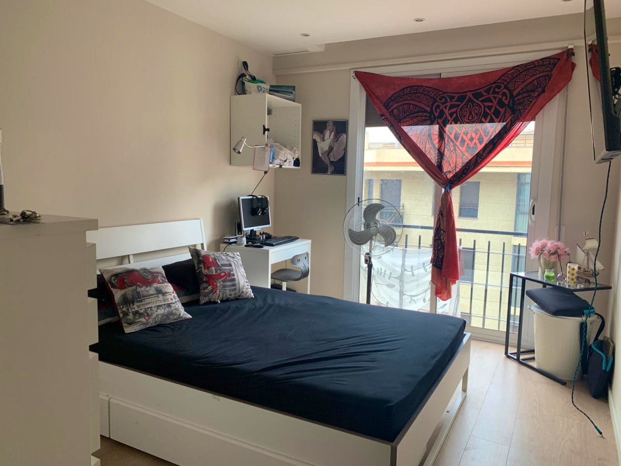 Renovated apartment near Urgell Metro Station