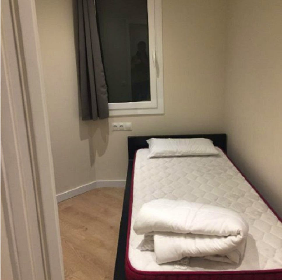 Renovated apartment near Urgell Metro Station