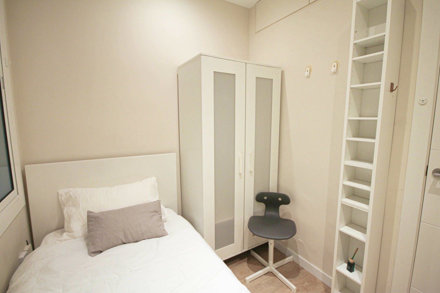 Renovated apartment near Urgell Metro Station
