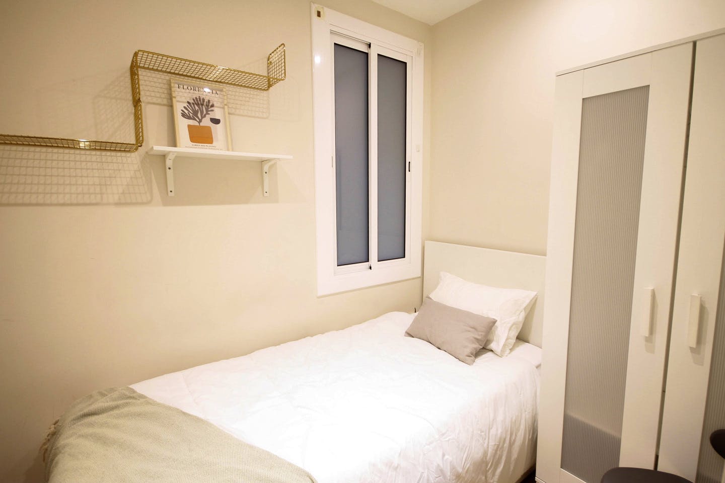 Renovated apartment near Urgell Metro Station