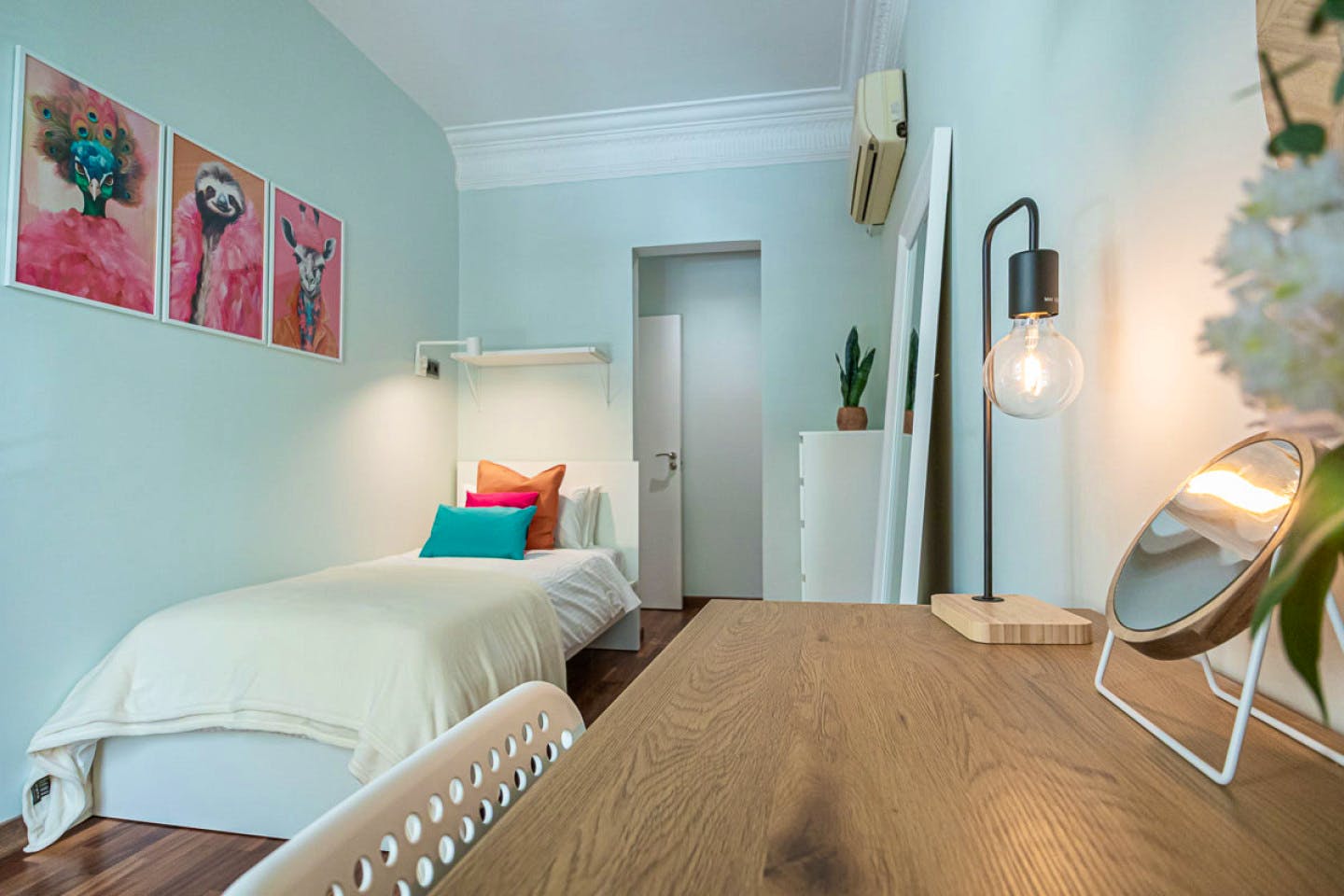 Modern apartment 5 minutes away from the Muntaner Train Station