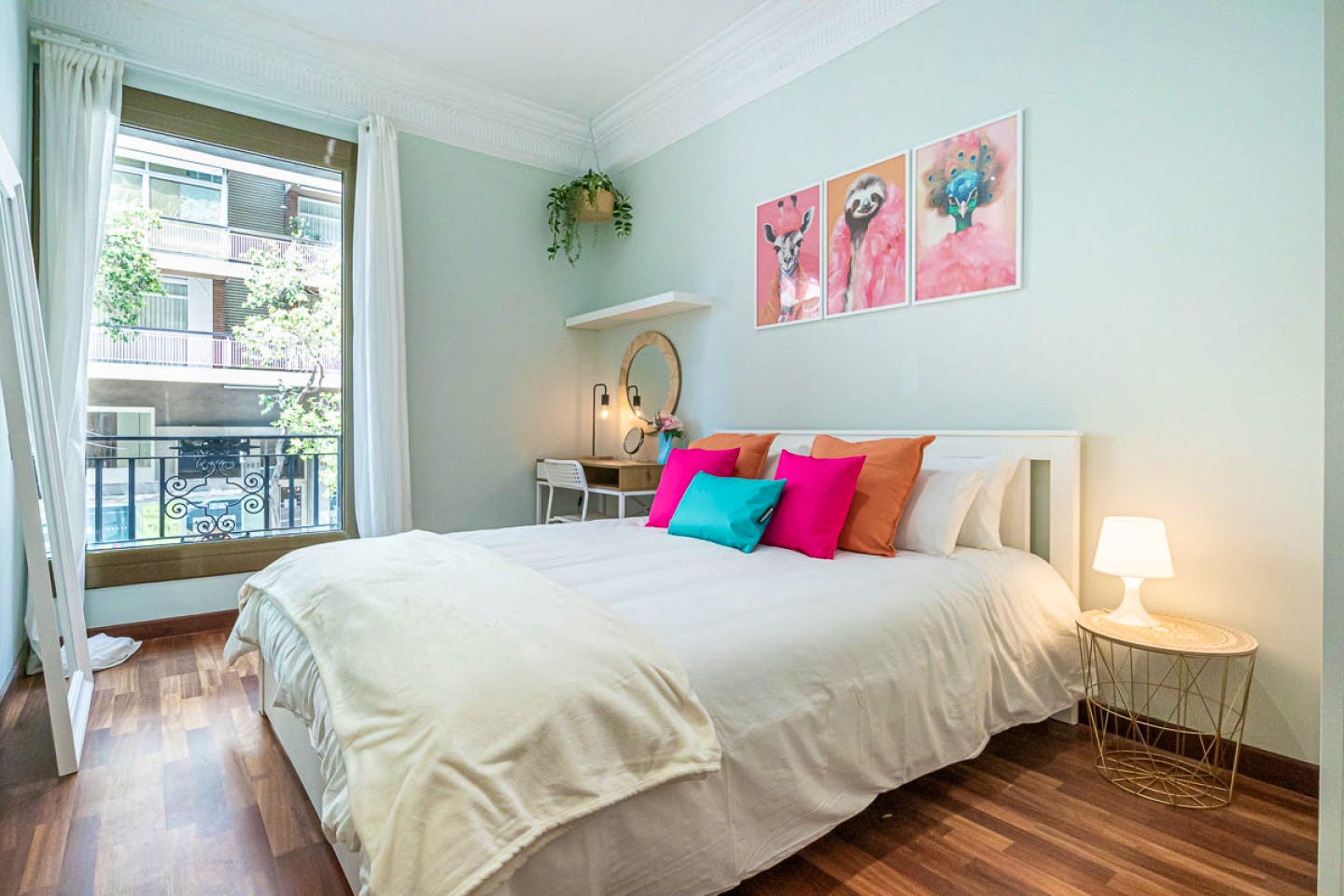 Modern apartment 5 minutes away from the Muntaner Train Station