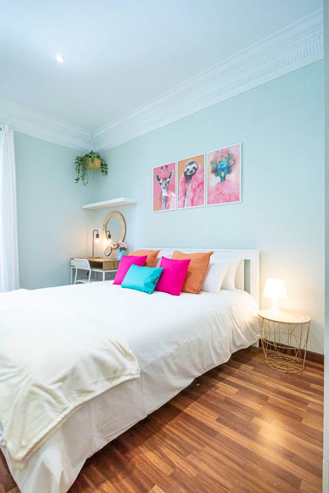 Modern apartment 5 minutes away from the Muntaner Train Station