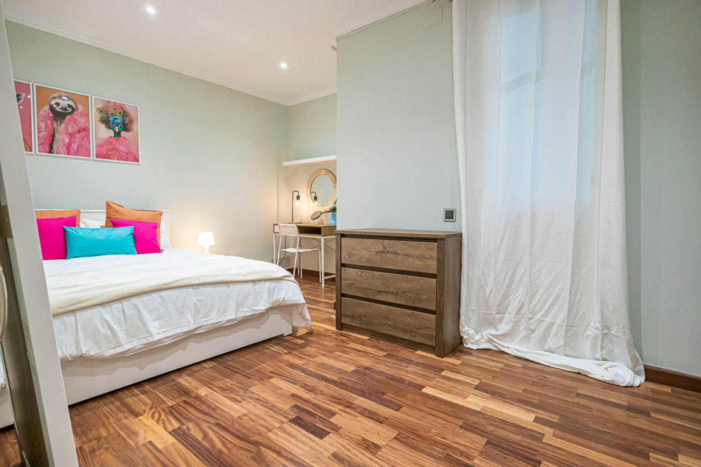 Modern apartment 5 minutes away from the Muntaner Train Station