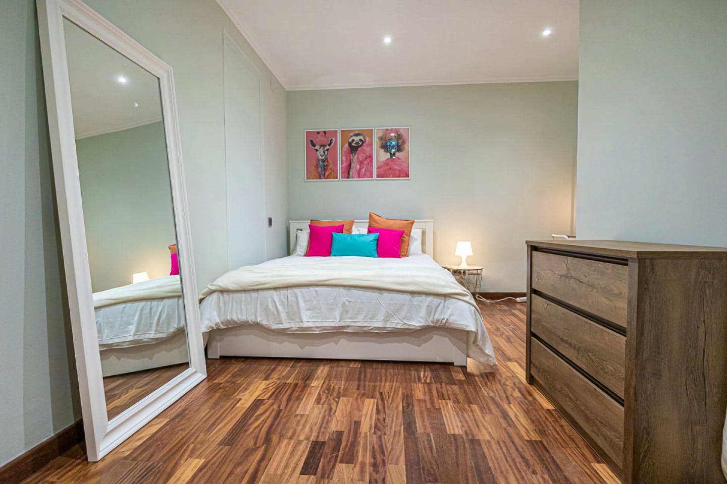 Modern apartment 5 minutes away from the Muntaner Train Station