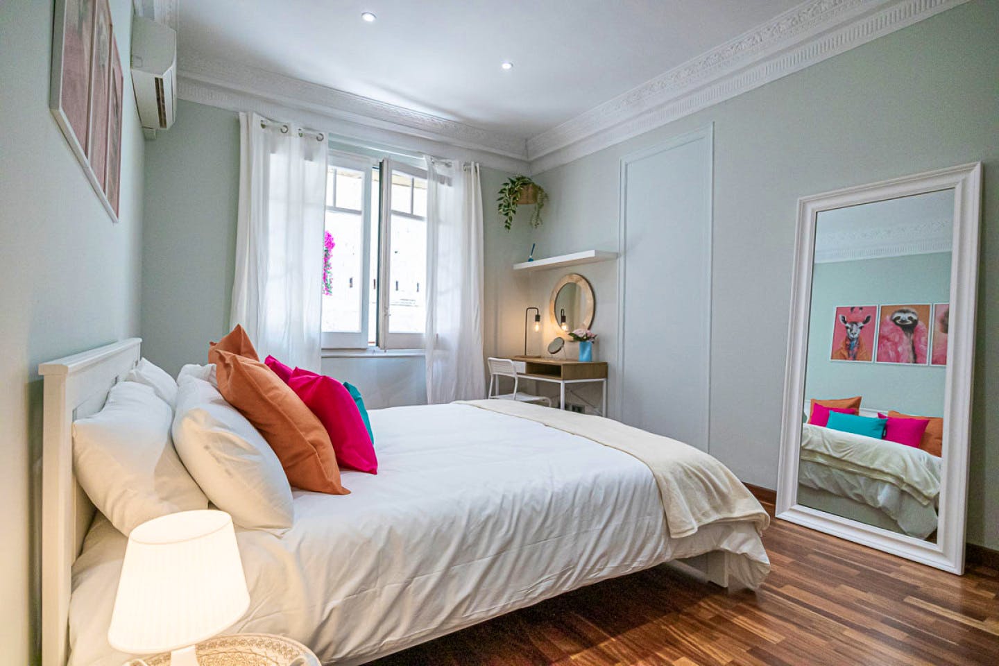 Modern apartment 5 minutes away from the Muntaner Train Station