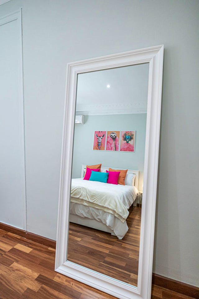 Modern apartment 5 minutes away from the Muntaner Train Station