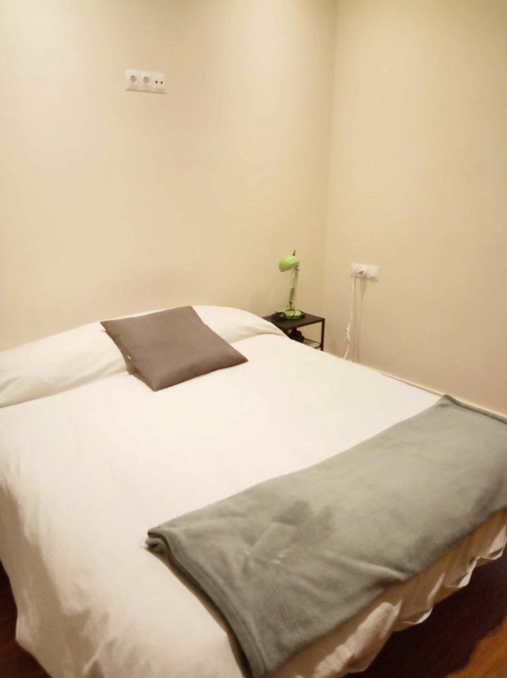 Modern Coliving Space with Private Baths in L'Eixample Near Universities