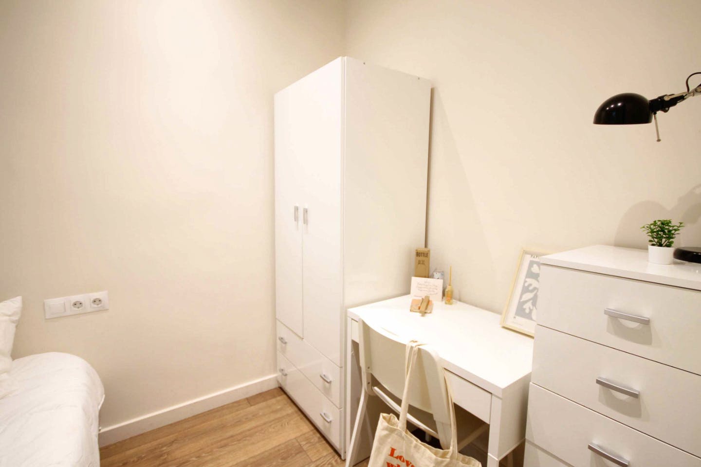 Modern Coliving Space with Private Baths in L'Eixample Near Universities