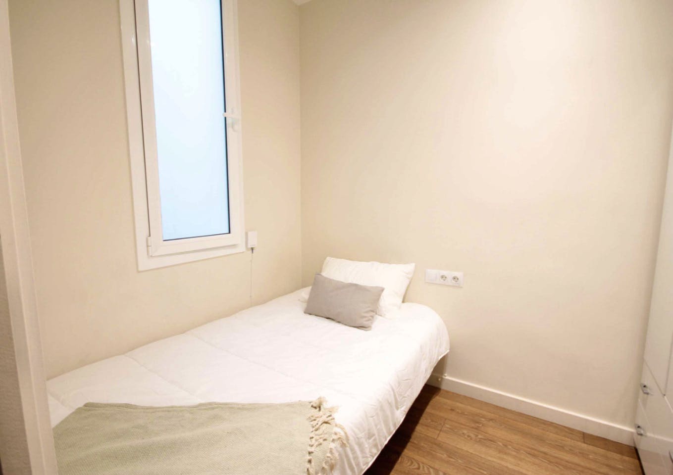 Modern Coliving Space with Private Baths in L'Eixample Near Universities