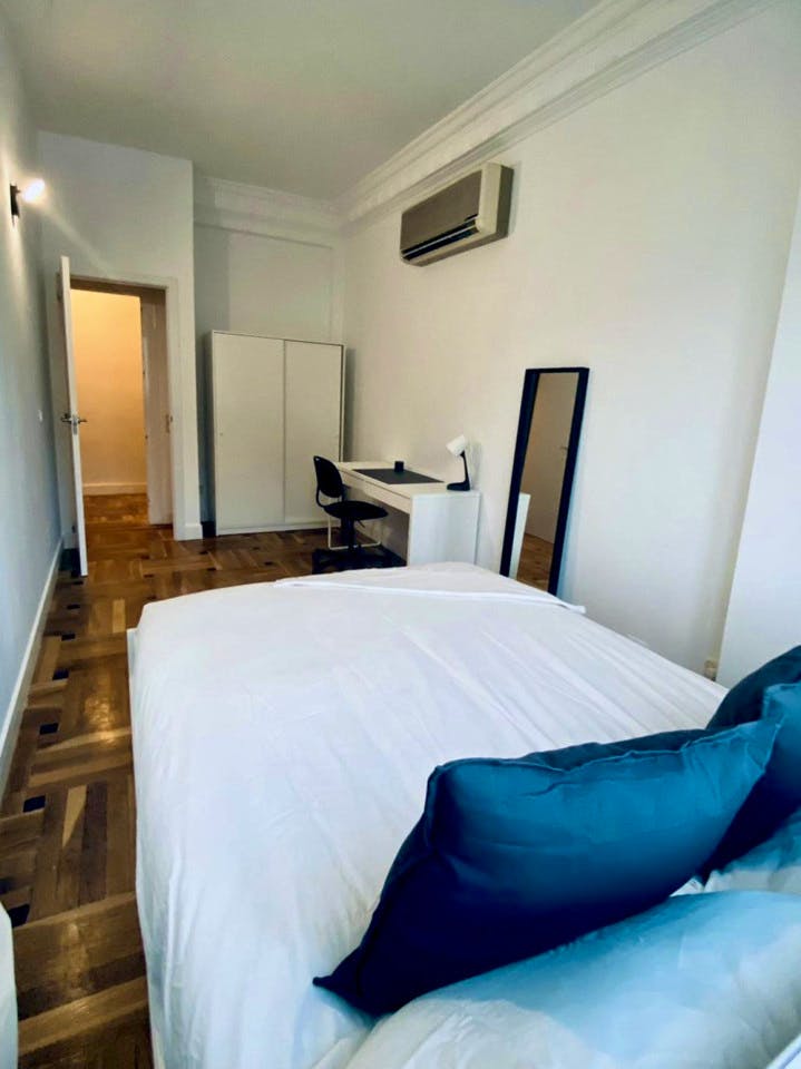Modern 7-Room Coliving Space in Prime Salamanca Near Retiro Park