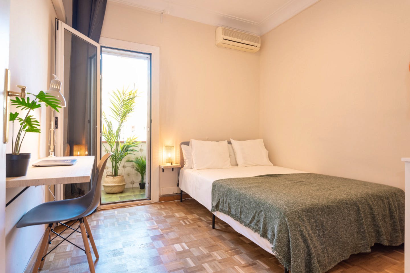 Spacious Designer Coliving Flat with Concierge in Vibrant Eixample