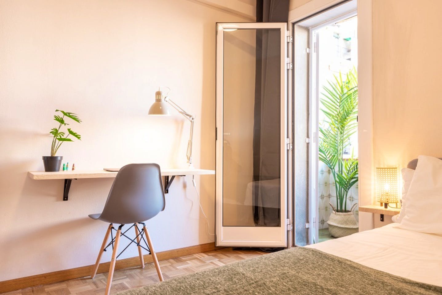 Spacious Designer Coliving Flat with Concierge in Vibrant Eixample