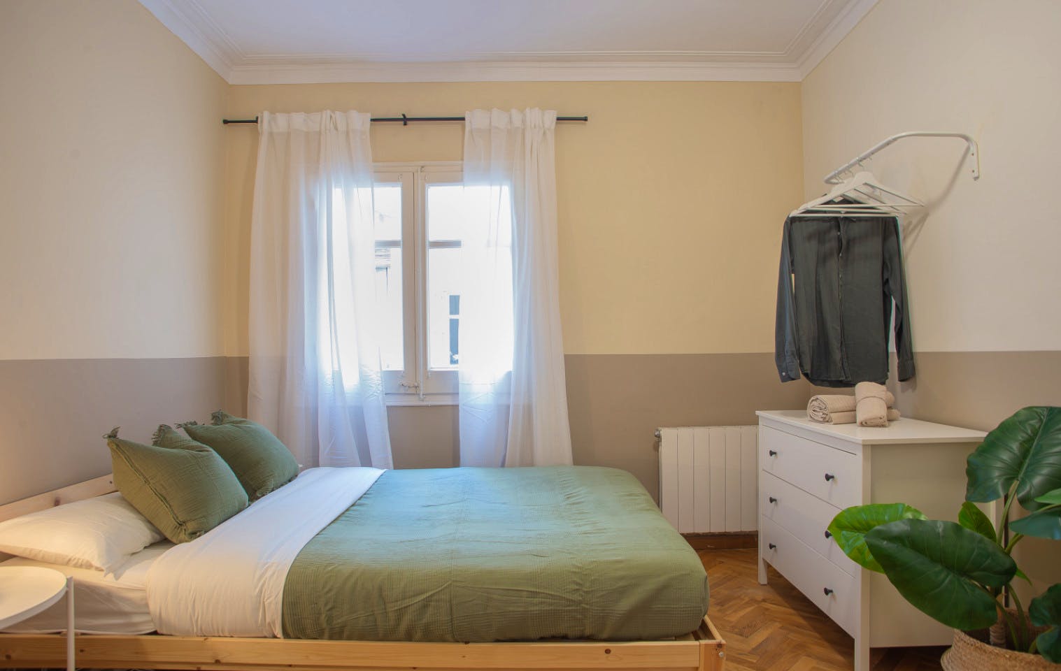Elegant Coliving Space in Prime Sant Gervasi with Scenic Surroundings