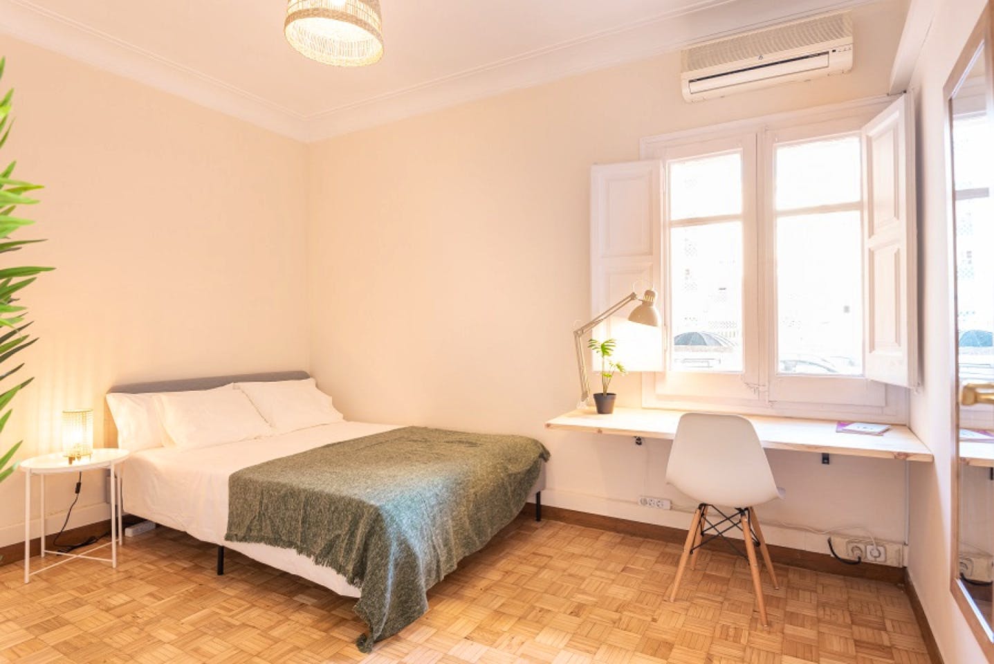 Spacious Designer Coliving Flat with Concierge in Vibrant Eixample