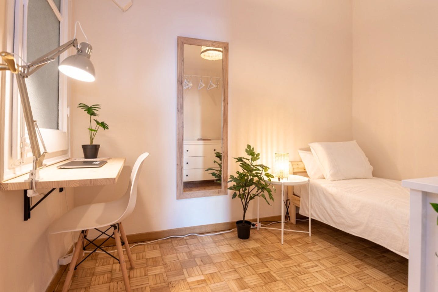 Spacious Designer Coliving Flat with Concierge in Vibrant Eixample