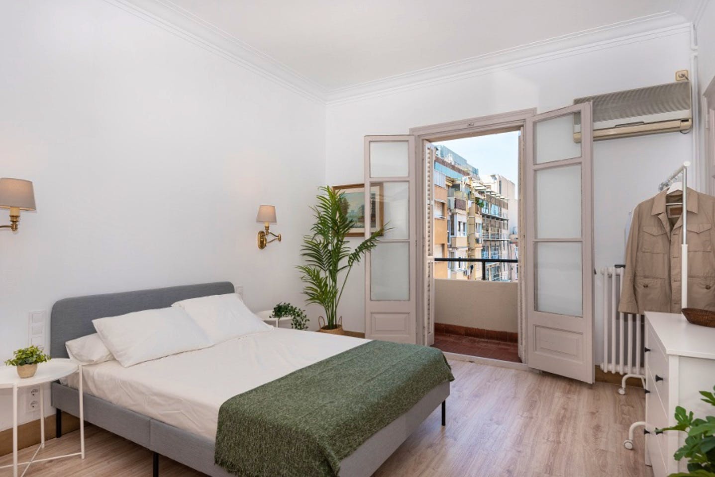 Spacious Designer Coliving Flat with Balcony in Iconic L'Eixample