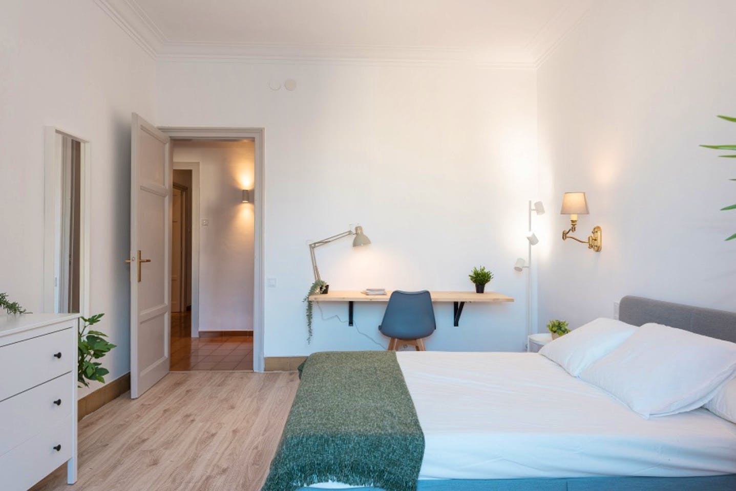 Spacious Designer Coliving Flat with Balcony in Iconic L'Eixample