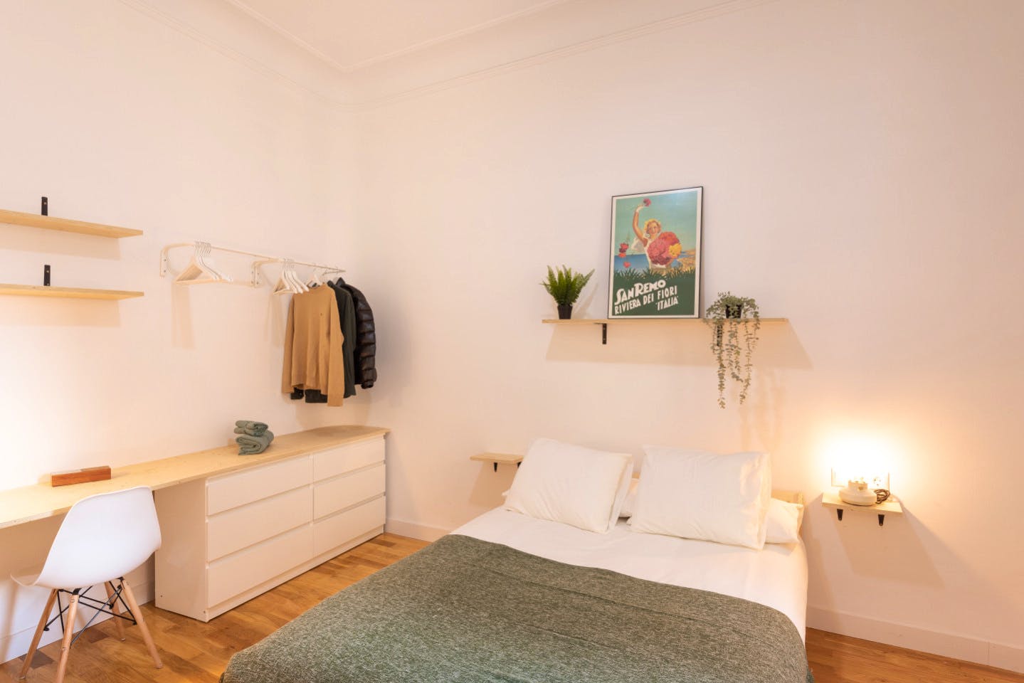 Elegant Coliving Space with High Ceilings in Vibrant Gràcia Neighborhood