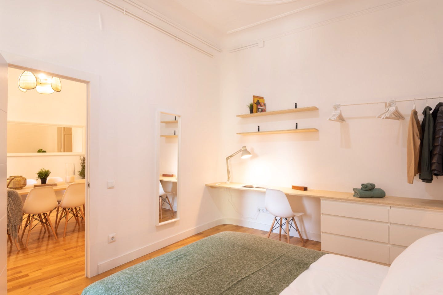 Elegant Coliving Space with High Ceilings in Vibrant Gràcia Neighborhood